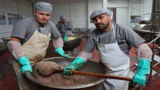 Tahin helvasını şeker yerine hurma suyuyla tatlandırıyorlar