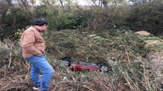 Takla atarak dereye uçan otomobilden burnu bile kanamadan çıktı