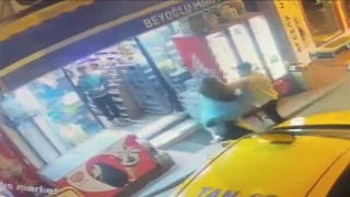Taksimde akılalmaz olay kamerada: ABDli kadın eşinin yüzünü yaraladı, sokaktakilere saldırdı