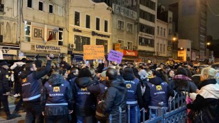 Taksimde izinsiz gösteri yapmak isteyen eylemciler, polise biber gazı ve boya sıktı