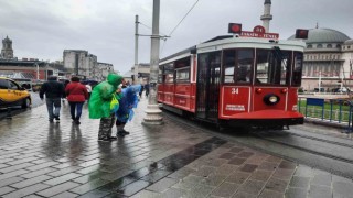 Taksimde sağanak yağış etkili oldu: Lodos vatandaşlara zor anlar yaşattı