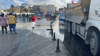 Taksimi su bastı, vatandaşlar yürümekte güçlük çekti