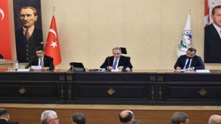 Talas Meclisinde Esenyurt Belediyesine kayyum atanmasına ilişkin bildiri okumak isteyen CHPli üyeye tepki