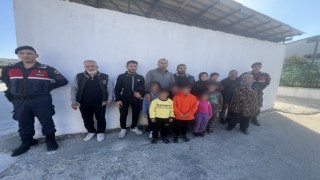 Tarlaya gizlenen 14 düzensiz göçmen yakalandı