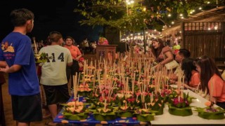 Tayland Yüzen Fener Festivali ile renklendi
