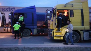 Tehlikeli hareket yaparak seyreden tırlar, polisten 30 kilometre kaçtı