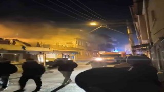 Tek katlı ev alev alev yandı