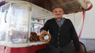Tek koluna rağmen hayata dört elle sarılan simitçinin azmi takdir topluyor