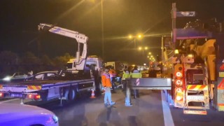 TEM Otoyolunda bariyerlere çarparak parçalanan araçtan sürücü sağ çıktı