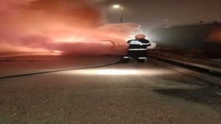 TEMde motor kısmında yangın çıkan otomobil alev topuna döndü