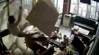 Temizlik için çıktığı asma tavan çöktü, kendini yerde buldu
