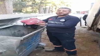 Temizlik işçisi yanmak üzere olan bayrağı çöpten aldı