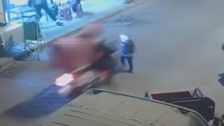 Ters yönden gelen motosiklet karşıdan karşıya geçen çocuğa çarptı