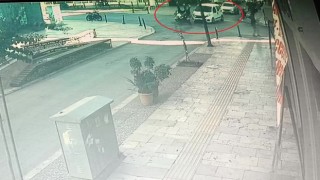 Ticari aracın çarptığı motosikletteki 2 kişi savrulup yaralandı