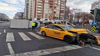Ticari taksi ile çarpışan kamyonet devrildi: 6 yaralı