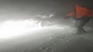 Tipide yolda mahsur kalan iki aile kurtarıldı