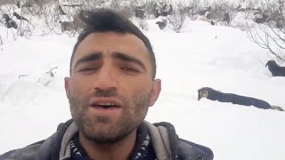 Tokatta 50 santim karlı yaylada çobanın müzik molası