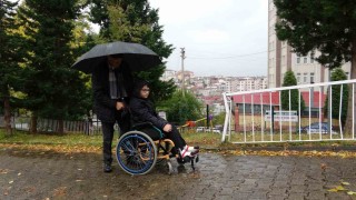 Torununa ayak oluyor, arkadaşlarına öğretmen