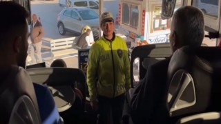 Trafik polislerinden yolcu ve şoförlere bilgilendirme faaliyeti