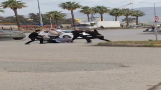 Trafikte çıkan tartışmada, süpürgeyi kavga ettiği adamın üzerinde kırdı