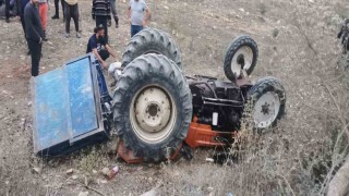 Traktör devrildi, baba öldü kızı yaralandı