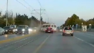 Tramvay yolundan giden servisin direğe çarptığı kaza araç kamerasına yansıdı