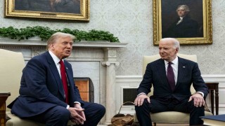 Trump, Beyaz Saray ile iktidar devrini resmen başlatan anlaşmayı gecikmeli olarak imzaladı