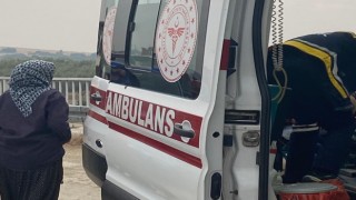 Turgutluda, devrilen traktörün altında kalan sürücü yaralandı