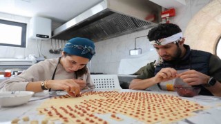Turistler Kapadokyada mantı doldurdu, tandırda ekmek pişirdi