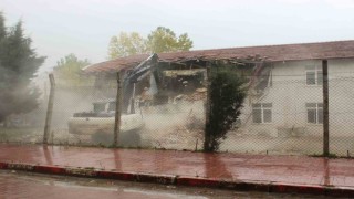 Türkelinin ilk lisesi olan 60 yıllık okulun yıkımına başlandı