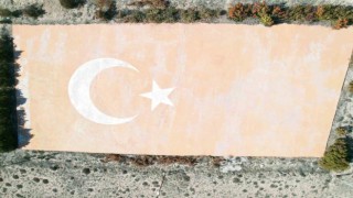 Türkiyenin en büyük beton Türk bayrağı yeniden boyandı