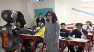 Türkiyenin ilk insansı yapay zekalı robotu Ada, öğretmenliğe başladı