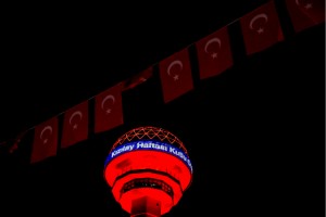 Türkiye’nin Sembol Yapılarına Kızılay Dokunuşu: Özel Kırmızı Işıklandırma