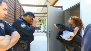 Tuvalette çığlıklarıyla polisi alarma geçirdi, kapıyı açınca sizleri seviyorum dedi