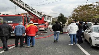 Üç katlı binanın çatısında çıkan yangın paniğe sebep oldu