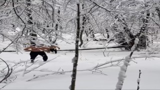 Uludağda dondurucu soğukta iki arkadaşın kar banyosu keyfi