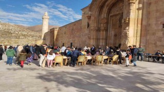 UNESCO Dünya Mirası listesindeki Ulu Camiinin gölgesinde satranç turnuvası düzenlendi