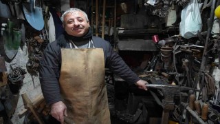 Unutulmaya yüz tutmuş demircilik mesleğini 30 yıldır ilk günkü aşk ile devam ettiriyor