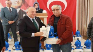 Ünyede kahverengi kokarcayla mücadele için muhtarlara ULV cihazı dağıtıldı