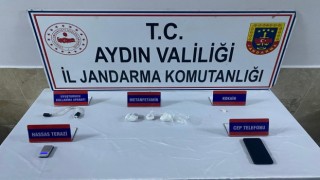 Uyuşturucu ile taksiye binen kadın, jandarmadan kaçamadı