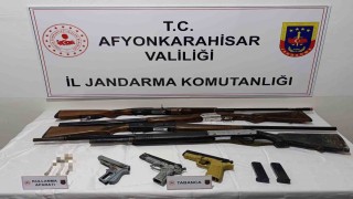 Uyuşturucu satacağı iddia edilen şahıs ruhsatsız silahlarla yakalandı