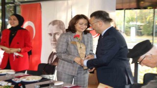 Vali Aksoy, resim öğretmeni olan eşinin de gününü çiçekle kutladı
