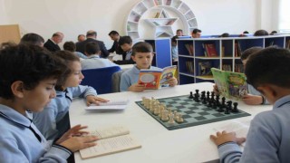 Vali Aygöl öğrenciler ile birlikte kütüphanede kitap okudu