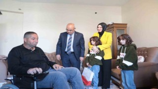 Vali Koç, özel gereksinimli bireye tekerlekli sandalye hediye etti