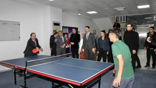 Vali Pehlivan, yapımı tamamlanan Silifke Gençlik Merkezinde incelemelerde bulundu