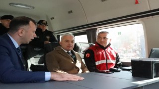 Vali Turan, Mobil Göç Noktası aracında incelemelerde bulundu