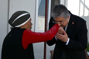 Vali Yılmaz Konteyner Kente Yerleşen Yaşlı Kadının İsteğini Yerine Getirdi