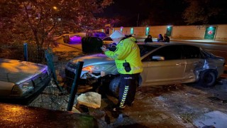 Virajı alamayan otomobil park halindeki 2 araca çarptı: 1 hafif yaralı