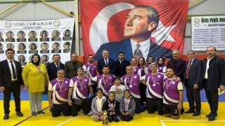 Voleybol turnuvasında öğretmenler arasında kıyasıya mücadele