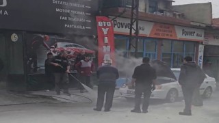 Yanan aracı oto yıkama tabancası ile söndürdüler